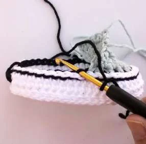 Baby Van Shoes visual from source page 8