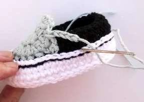 Baby Van Shoes visual from source page 9