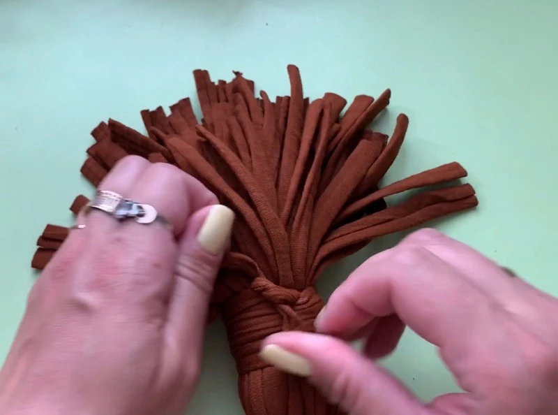 DIY Round bag with t shirt yarn visual from source page 10