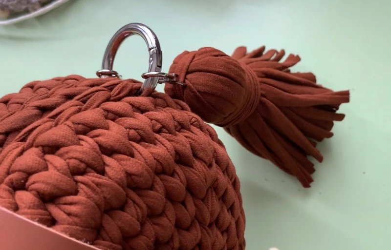 DIY Round bag with t shirt yarn visual from source page 10