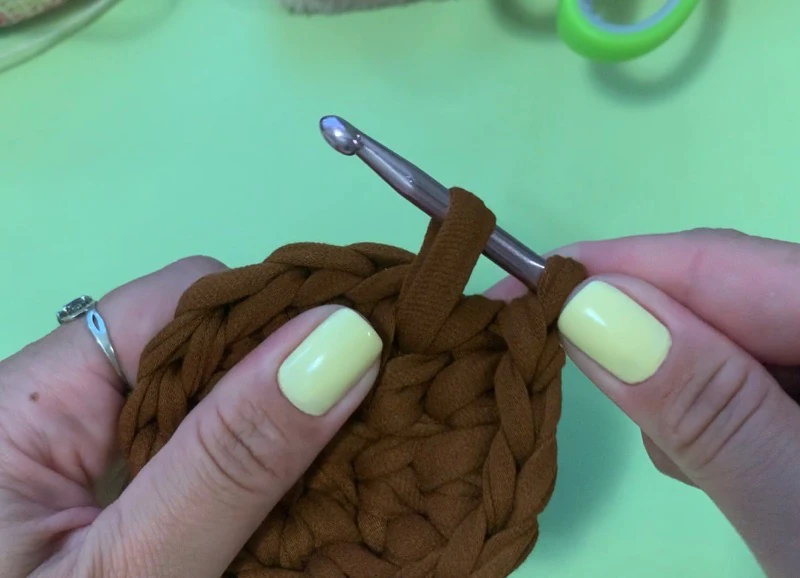 DIY Round bag with t shirt yarn visual from source page 2