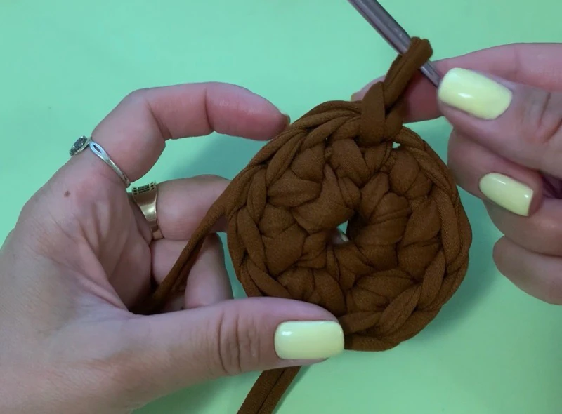 DIY Round bag with t shirt yarn visual from source page 4