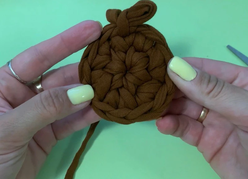DIY Round bag with t shirt yarn visual from source page 4