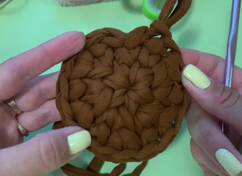 DIY Round bag with t shirt yarn visual from source page 5