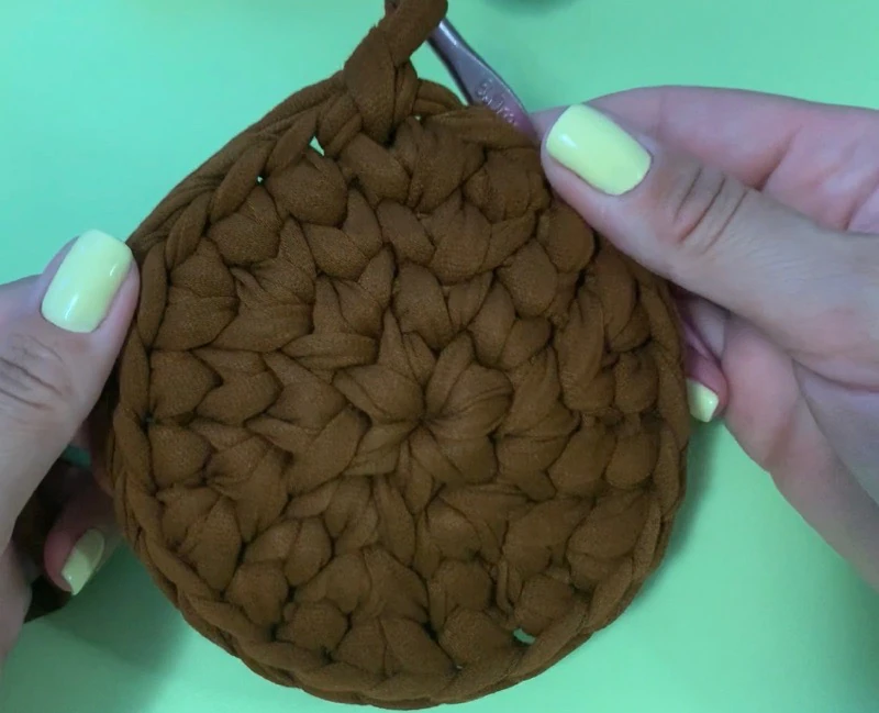 DIY Round bag with t shirt yarn visual from source page 5