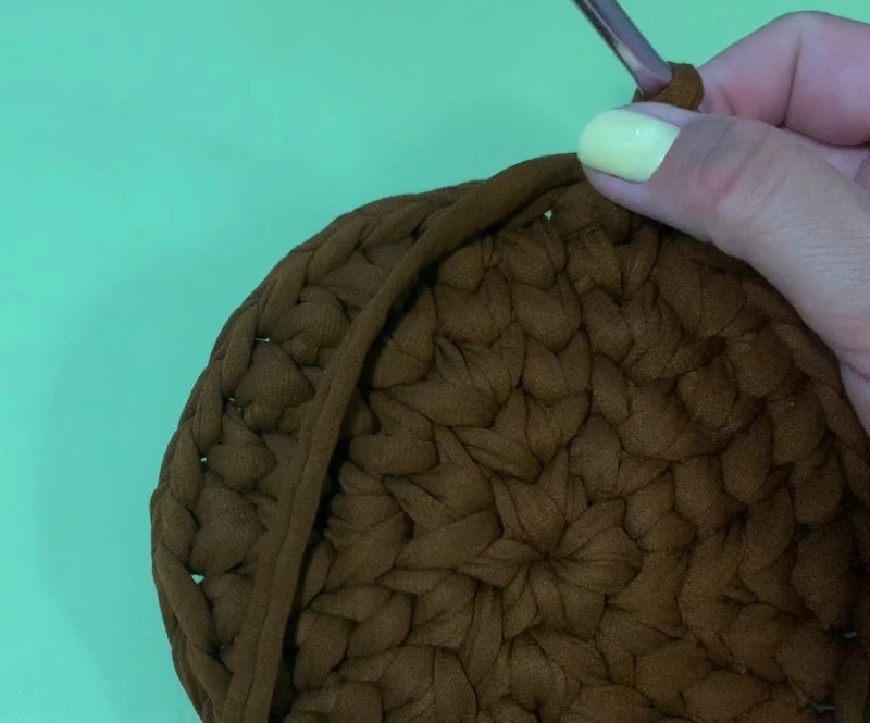 DIY Round bag with t shirt yarn visual from source page 5