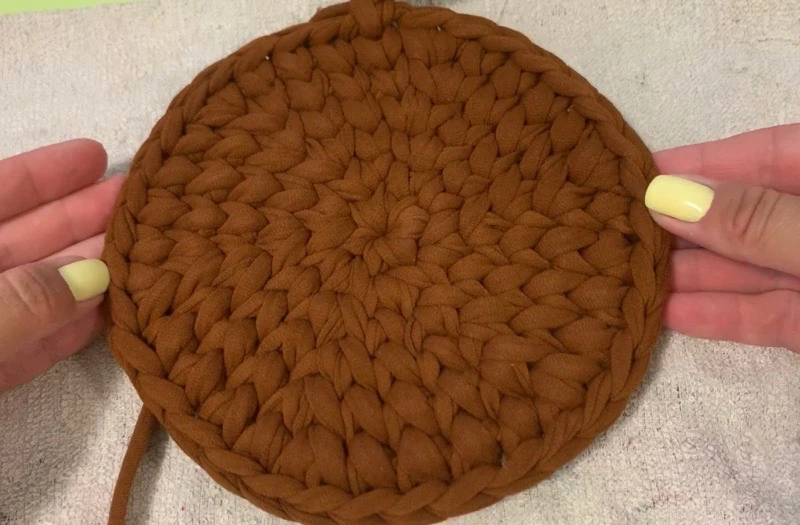 DIY Round bag with t shirt yarn visual from source page 6