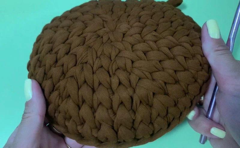 DIY Round bag with t shirt yarn visual from source page 6