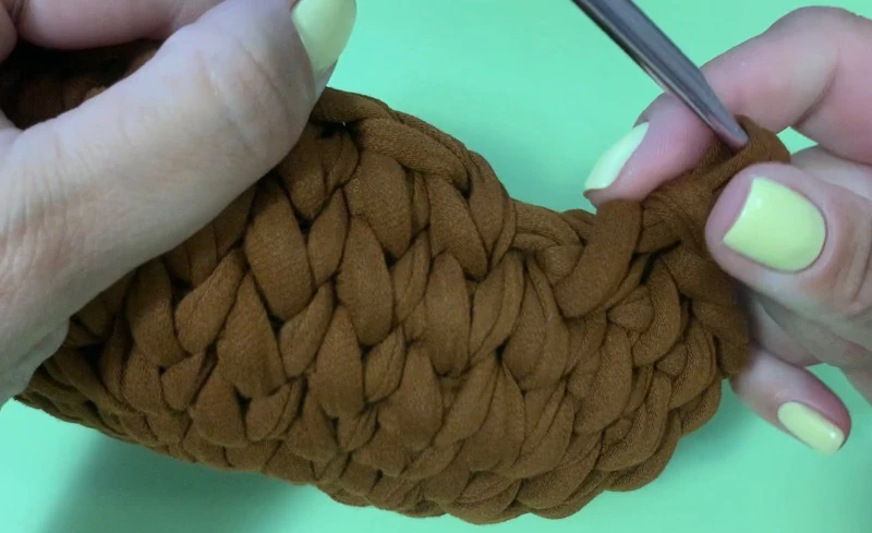 DIY Round bag with t shirt yarn visual from source page 6