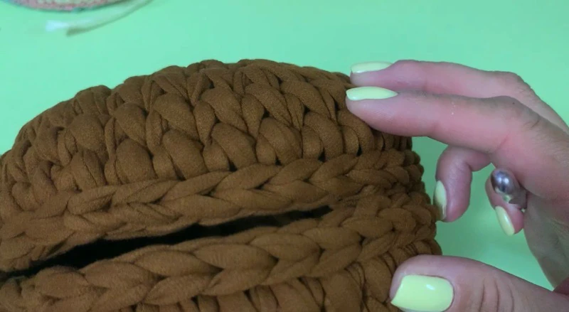 DIY Round bag with t shirt yarn visual from source page 7