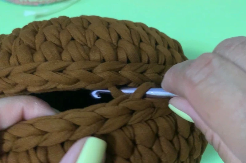 DIY Round bag with t shirt yarn visual from source page 7