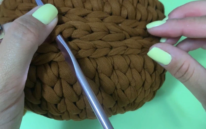 DIY Round bag with t shirt yarn visual from source page 7