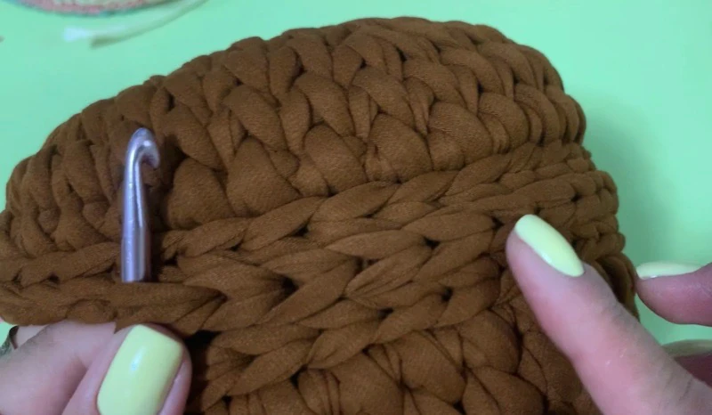 DIY Round bag with t shirt yarn visual from source page 7