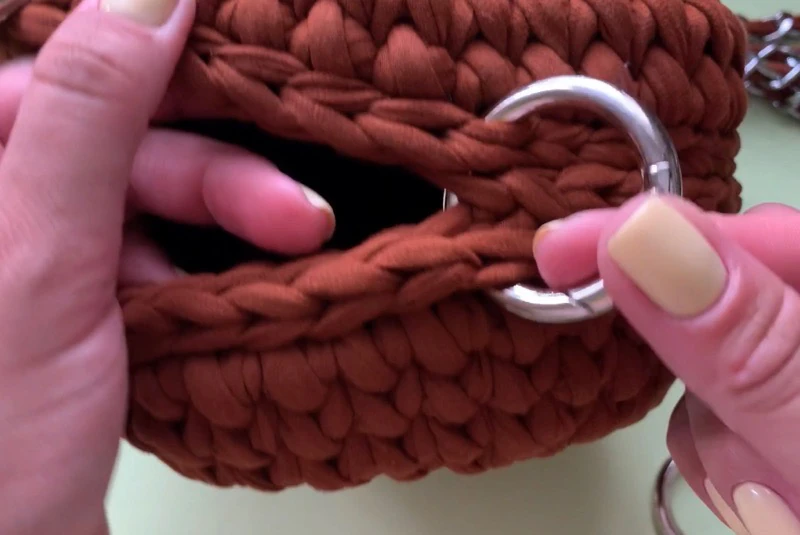 DIY Round bag with t shirt yarn visual from source page 8