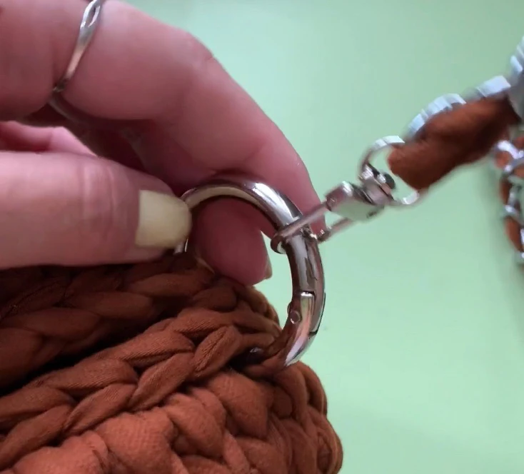 DIY Round bag with t shirt yarn visual from source page 9
