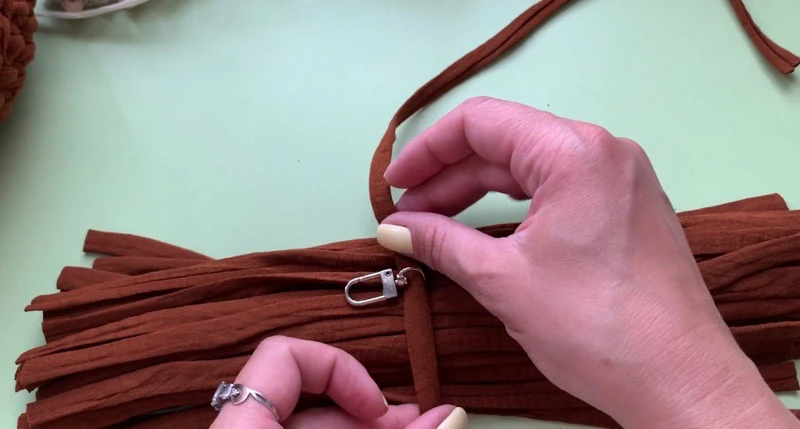 DIY Round bag with t shirt yarn visual from source page 9