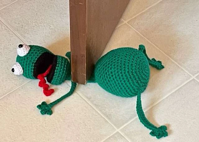 Frog door stopper