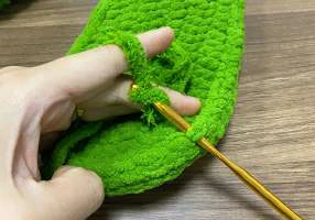 Grinch Slippers visual from source page 3